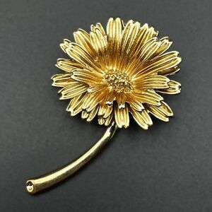 Yellow Gold Enamel Single Stem Daisy Flower Pin Back Brooch